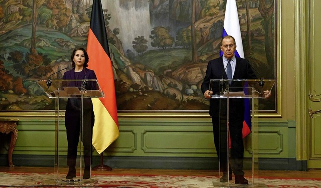 Auenministerin Annalena Baerbock und ...wrow bei der Pressekonferenz in Moskau  | Foto: MAXIM SHEMETOV (AFP)