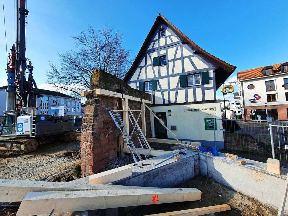 Eine Holzkonstruktion sichert die historische Mauer.  | Foto: Albert Rummler