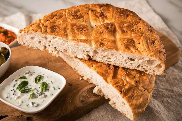 Fladenbrote - hier mit Oliven, Joghurt... gehören im Nahen Osten zum Kulturgut. | Foto: Christin Klose (dpa) Fladenbrote - hier mit Oliven, Joghurt... gehören im Nahen Osten zum Kulturgut. | Foto: Christin Klose (dpa)