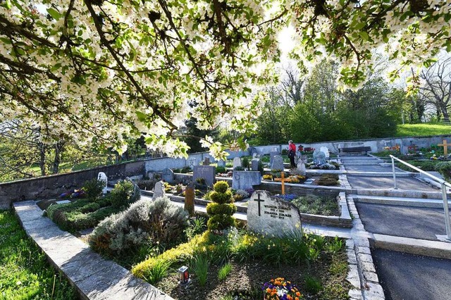 Jeder Friedhof hat seine ganz  eigene ...der Region derzeit inspirieren lassen.  | Foto: Juri Junkov