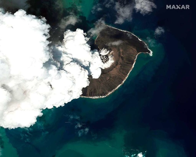 Dieses von Maxar Technologies zur Verf... Vulkan Hunga-Tonga-Hunga-Ha&#39;apai.  | Foto: - (dpa)