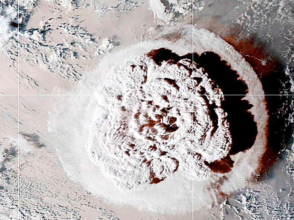 Die Eruption eines unterirdischen Vulkans nahe Tonga lst eine Katastrophe fr das kleine Knigreich aus.