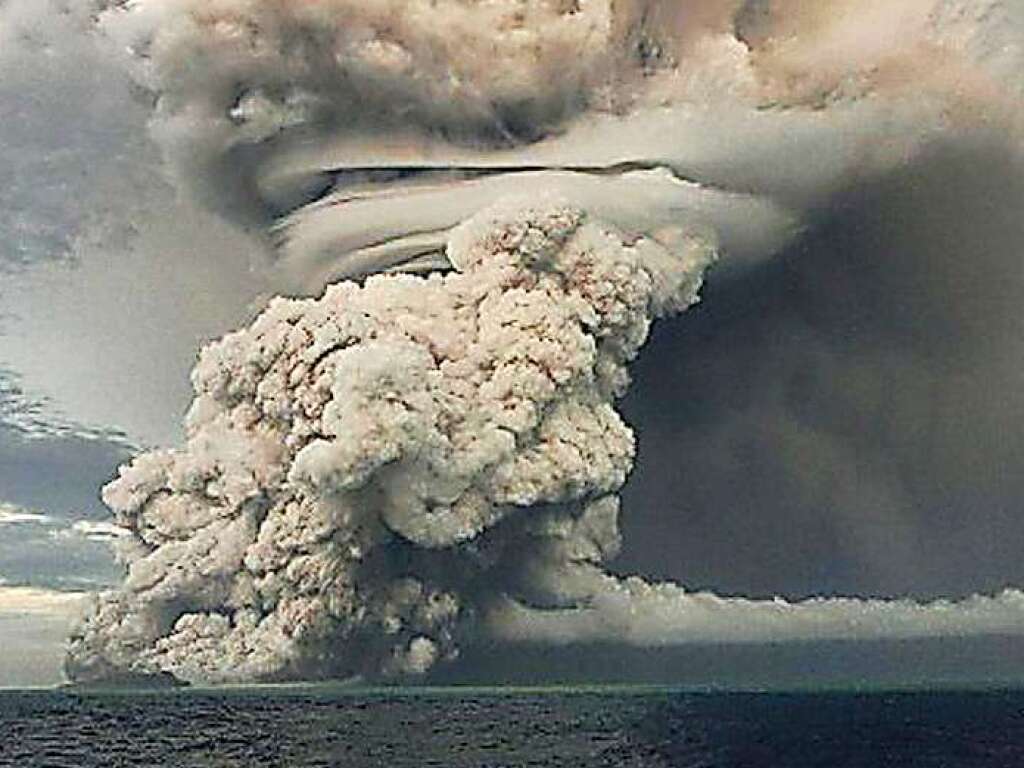 ber dem Vulkan Hunga Ha'apai steigt in nordstlicher Richtung eine groe Asche-, Dampf- und Gaswolke bis in eine Hhe von 18-20 km ber dem Meeresspiegel auf.