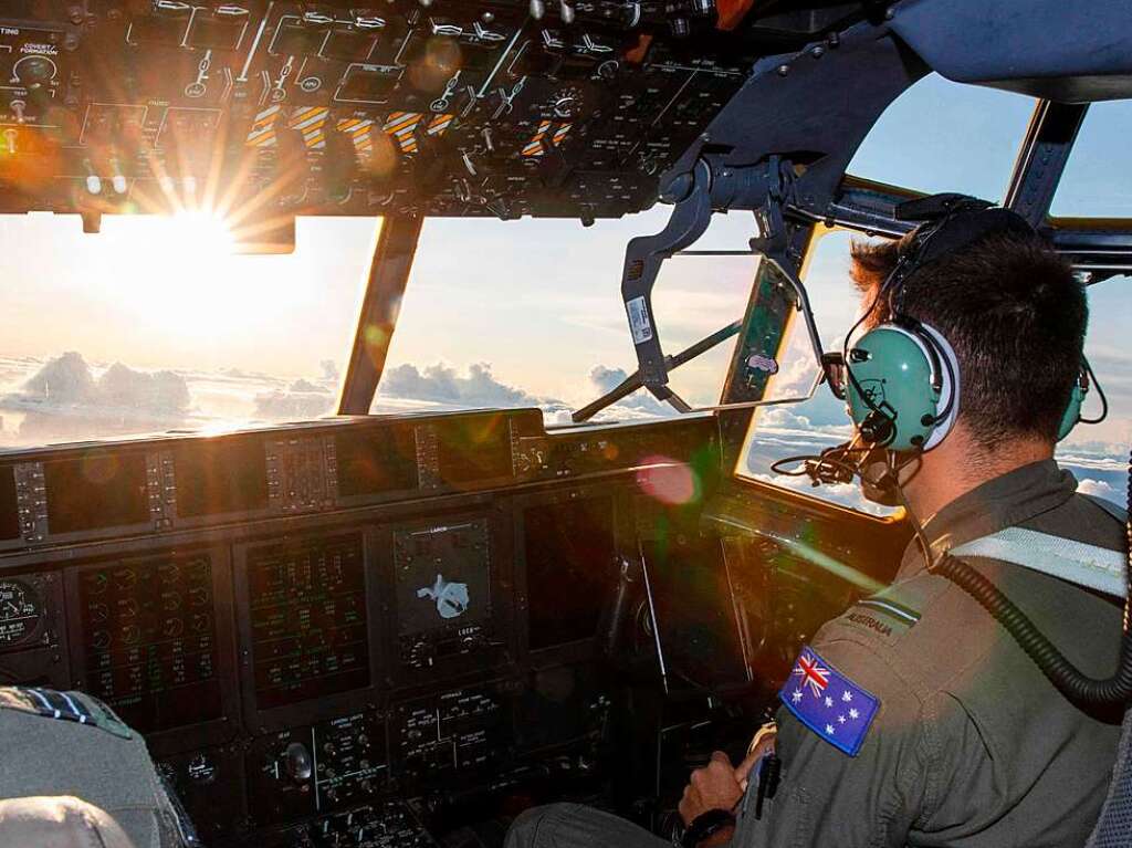 Australische Piloten fliegen die Kstenlinie ab, um die Schden nach der Eruption beurteilen zu knnen.