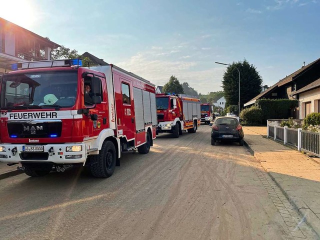Feuerwehrfahrzeuge aus Weil am Rhein u...hwasser sind diese vllig verschlammt.  | Foto: Feuerwehr Schopfheim