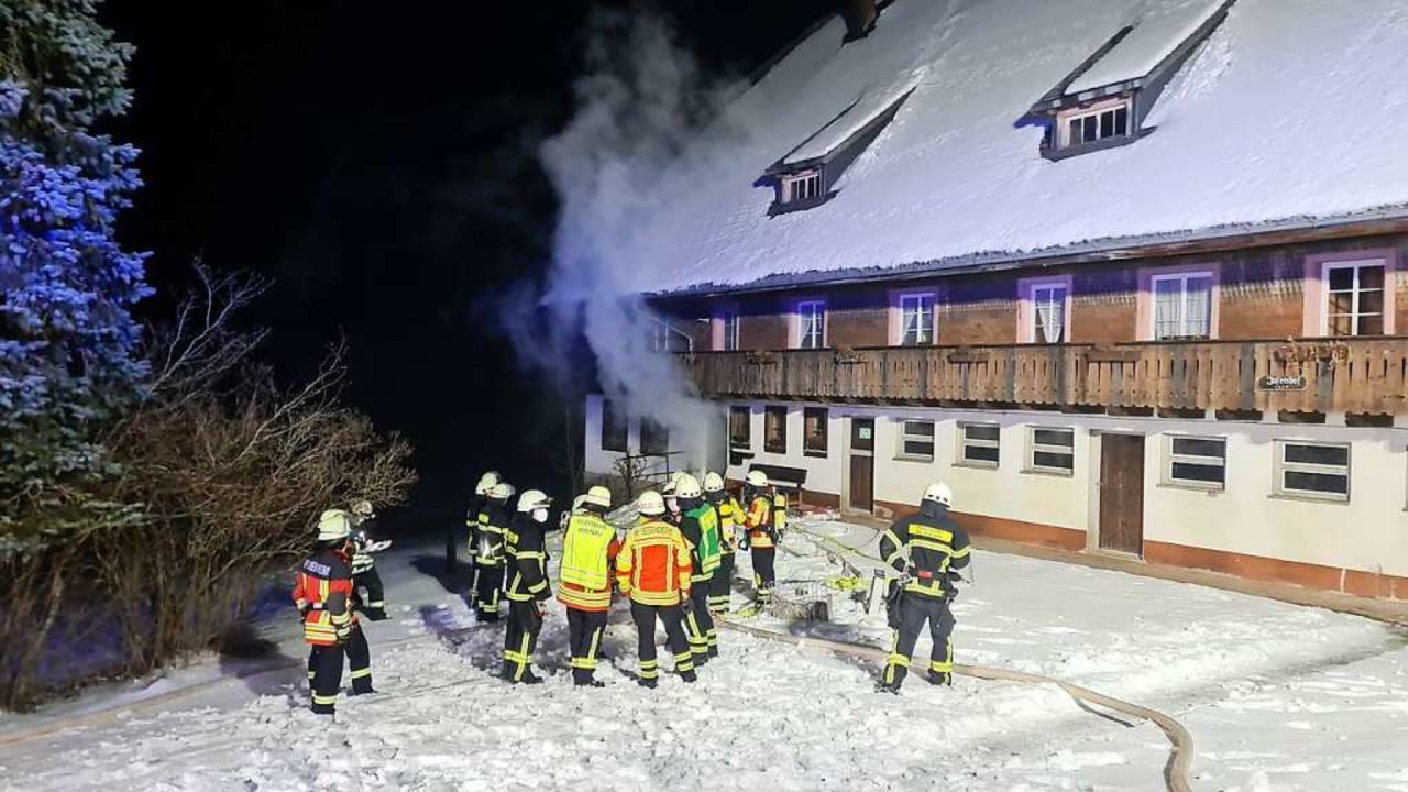 Der Einsatz der Feuerwehr wurde erschw...ee liegt und das Gelnde unwegsam ist.  | Foto: kamera24