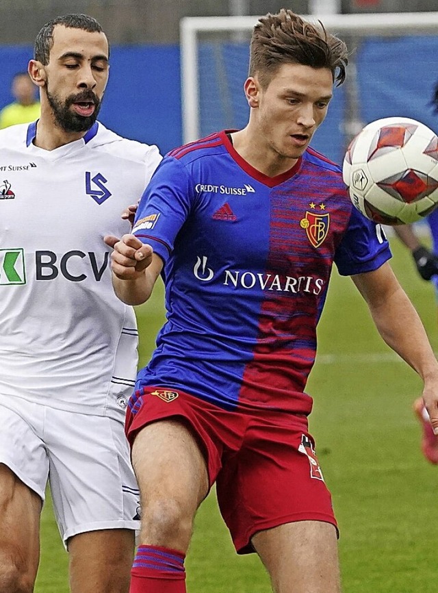 <BZ-FotoAnlauf>Fussball:</BZ-FotoAnlau... Noah Katterbach (re.) beim FCB-Debt.  | Foto: MANUEL  GEISSER via www.imago-images.de