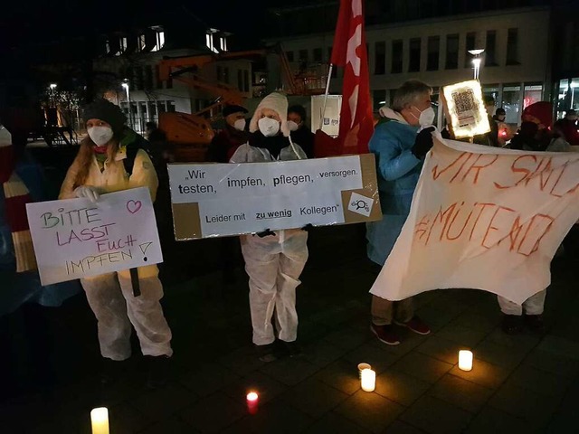 Auf dem Rathausplatz in Lahr setzten e...gegen die &#8222;Spaziergnger&#8220;.  | Foto: Christian Kramberg
