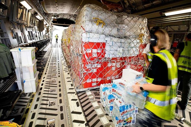 Mitarbeiter der australischen Streitkr...it Paletten mit Hilfsgtern fr Tonga.  | Foto: Lacw Kate Czerny (dpa)