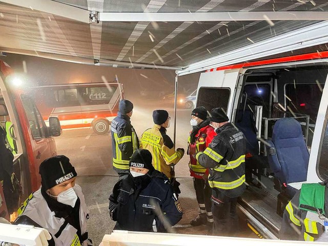 Die Einsatzkrfte von Polizei, Rettung...destaffeln gingen gut koordiniert vor.  | Foto: Freiwillige Feuerwehr Waldkirch