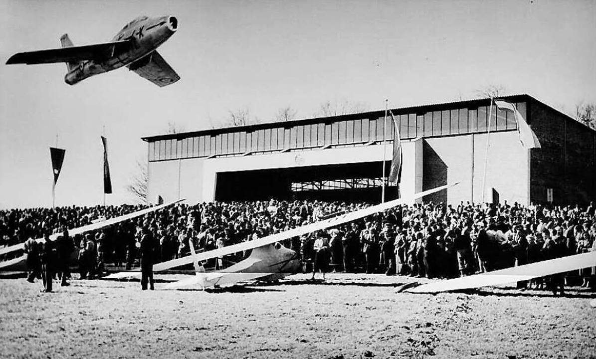 Der tiefe Überflug einer französischen... beim Flugtag 1958 war eine Sensation.  | Foto: Werner Kramer