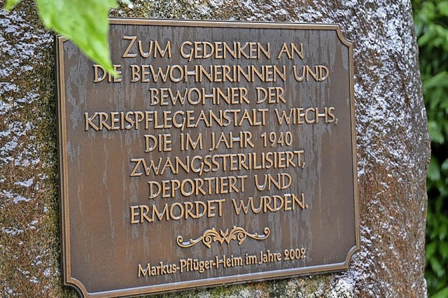 Seit 2002 erinnert eine Gedenktafel an... der &#8222;Kreispflegeanstalt&#8220;.  | Foto: Andr Hnig