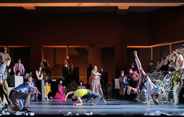 Gel(i)ebtes Chaos im Groraumbro: Tanzszene aus dem zweiten Akt  | Foto: Klara Beck