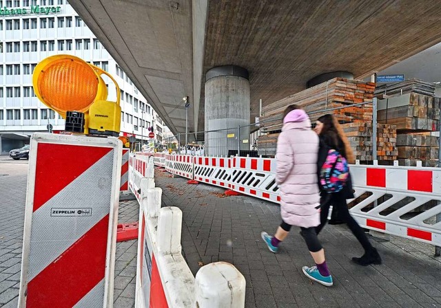 Auch Fugngerinnen sind von den Bauarbeiten an der Stadtbahnbrcke tangiert.  | Foto: Michael Bamberger