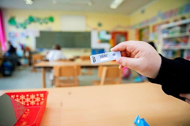 Testen ist inzwischen Alltag an den Schulen im Landkreis.  | Foto: Christoph Soeder (dpa)