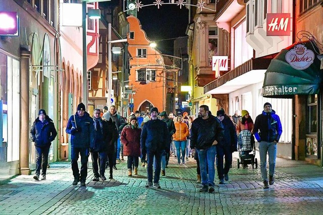 250 bis 300 &#8222;Spaziergnger&#8220...Januar durch die Innenstadt von Lahr.   | Foto: Endrik Baublies