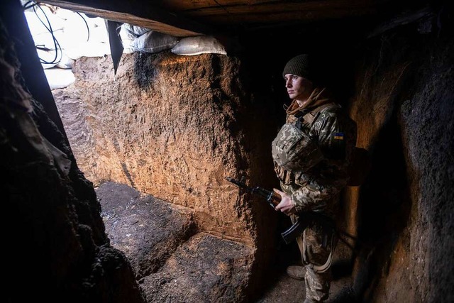 Im Schtzengraben steht ein ukrainisch... sein Land vor Russland schtzen will.  | Foto: Andriy Dubchak (dpa)