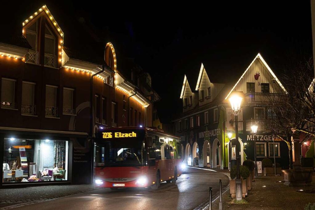 Ein Bus fährt nachts durch die Elzache... Netz angeschlossen wie die Kernstadt.  | Foto: Patrik Müller
