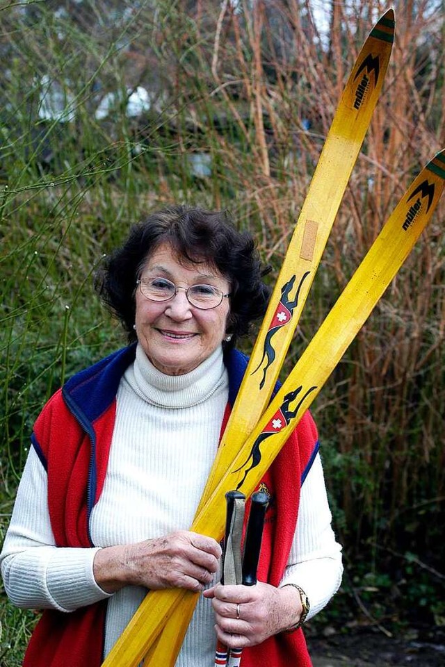 Rita Czech-Blasel  mit ihren Birkenholzskiern von 1968.  | Foto: Ingo Schneider