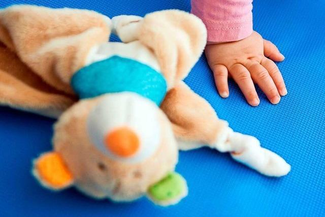 Baby sperrt Mutter in Rheinfelden auf dem Balkon aus