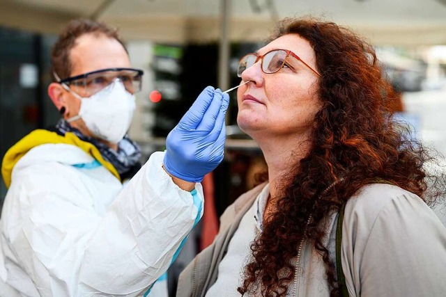 Auch im Kreis Lrrach steigt die Zahl der Neuinfektionen stark an (Symbolfoto).  | Foto: Daniel Vogl (dpa)