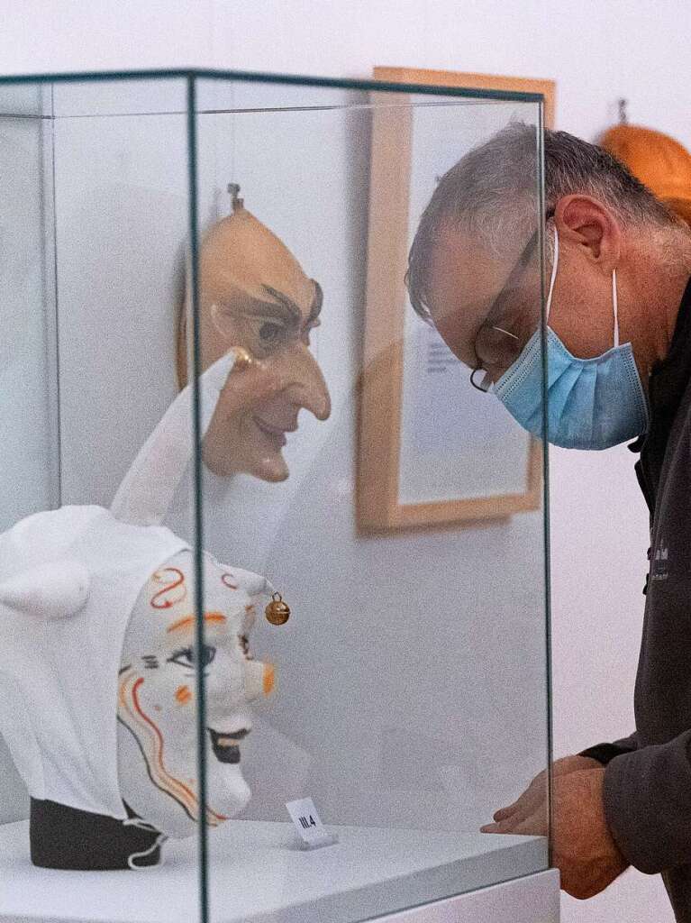 Mit Maske an der Maske: Museumsmitarbeiter Hubert Schneider bei der Arbeit