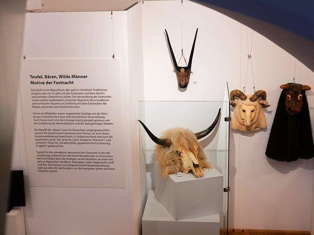 Auch archaische Tiermasken sind zu sehen.