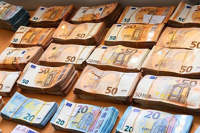 Zur Finanzierung der Investitionen mus...ffingen 2,9 Millionen Euro aufnehmen.  | Foto: Silas Stein (dpa)