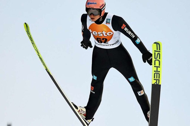 Karl Geiger landete in der Qualifikati...Metern den weitesten Sprung des Tages.  | Foto: THOMAS KIENZLE (AFP)