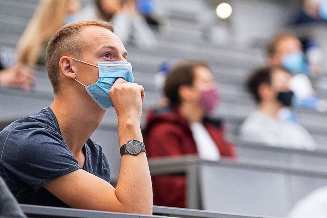 Studierende mit Mund- und Nasenmaske s...Semester an der Universitt Hohenheim.  | Foto: Sebastian Gollnow (dpa)