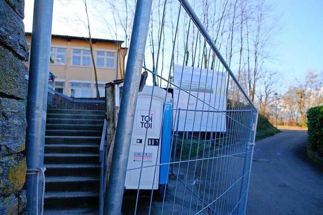 Kinder spielen auf der Baustelle bei d...Eschbach, weil Bauzune nicht zu sind.  | Foto: Martin Pfefferle