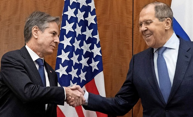 Begrung mit Handschlag: US-Auenmini...sein russischer Kollege Sergej Lawrow.  | Foto: ALEX BRANDON (AFP)