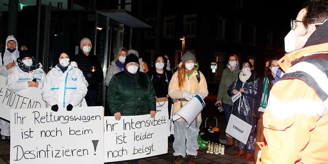 Mahnwache des Gesundheitspersonals auf dem Rathausplatz am vergangenen Montag.  | Foto: Heidi Fel