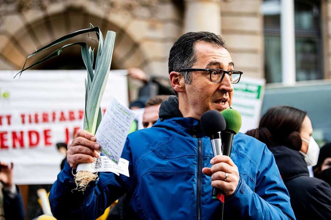Cem zdemir (Bndnis 90/Die Grnen), B...nd vor dem Landwirtschaftsministerium.  | Foto: Fabian Sommer (dpa)