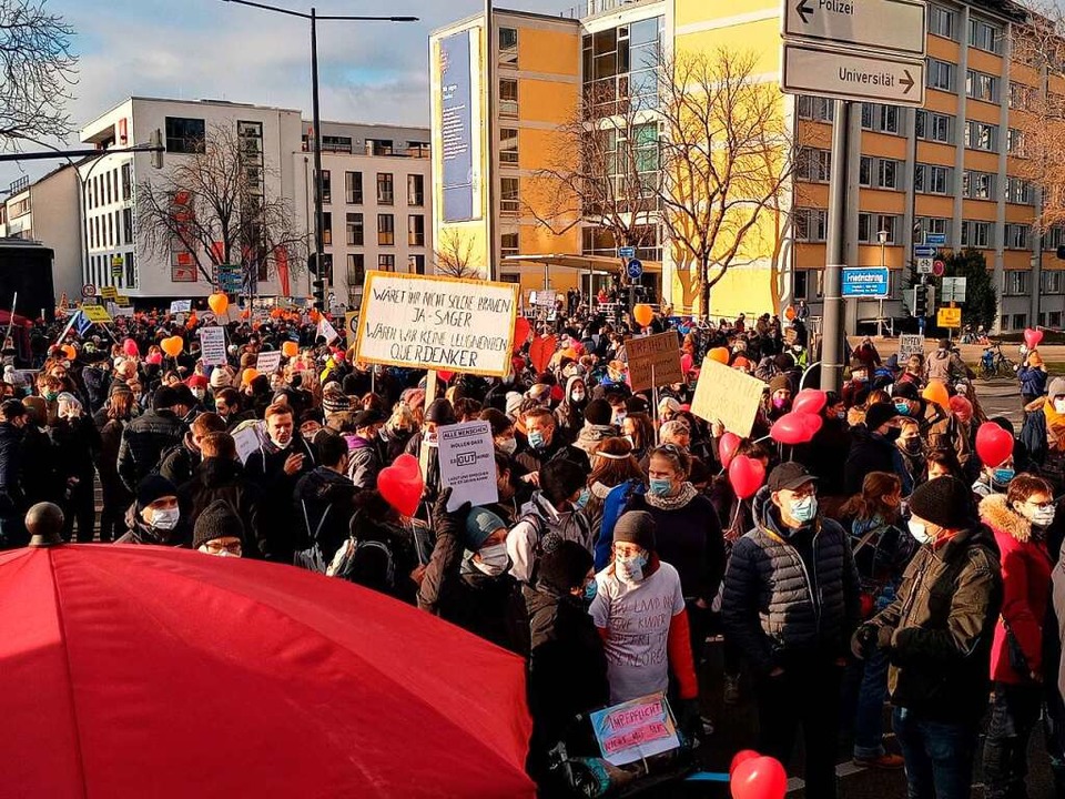 Die Demonstration der Coronamaßnahmen-Gegner startet am Fahnenbergplatz  | Foto: Rita Eggstein