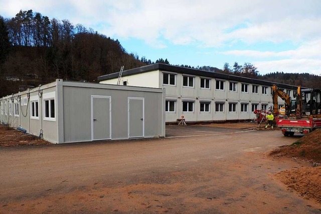 Die Containeranlage zur Unterbringung ... beim Kanderner Freibad steht bereits.  | Foto: Herbert Frey