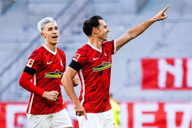 Gre gehen raus: Nicolas Hfler trifft zur 1:0-Fhrung des SC Freiburg.  | Foto: Tom Weller (dpa)