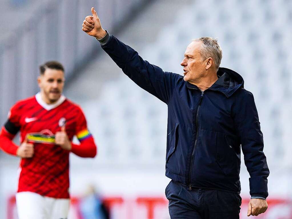 Frh zeigt Christian Streich den Daumen: In der Anfangsphase berzeugten die Freiburger vor allem in der Defensive.