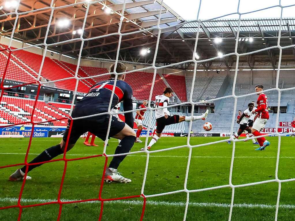 ...der VfB-Keeper Florian Mller vor Probleme stellte...