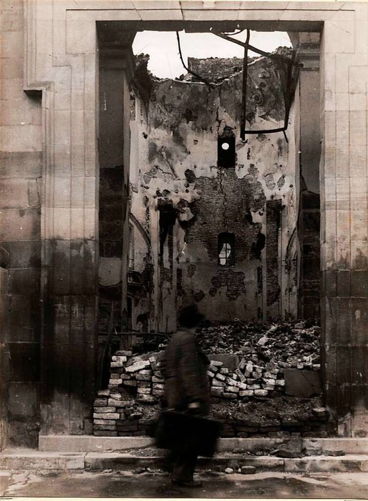 Ein Bild der Zerstörung: Einen Blick d...von Alfons Eschle aus dem Jahr 1945.    | Foto: Archiv Kalchthaler