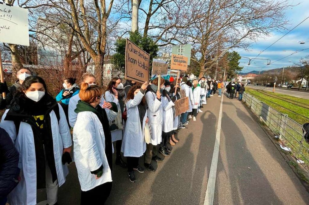 Mitarbeiter und Mitarbeiterinnen der Uniklinik bildeten eine Menschenkette  | Foto: Joachim Röderer