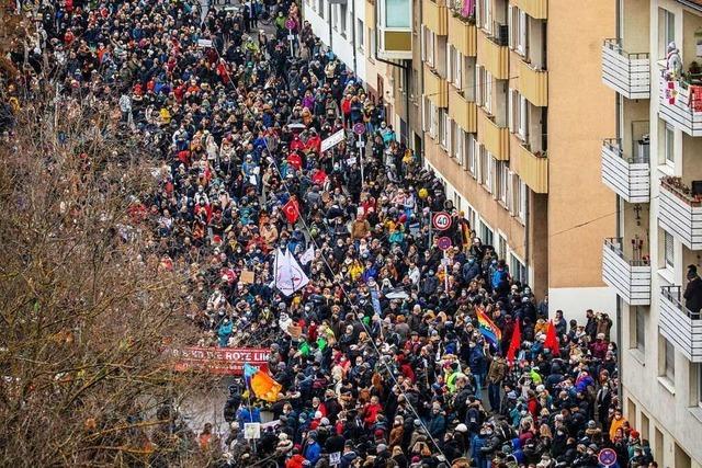 Coronamaßnahmen-Gegner demonstrieren vor SWR in Stuttgart