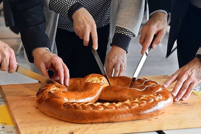 Das Anschneiden der Neujahrsbrezel geh...m Ritual eines jeden Neujahrsempfangs.  | Foto: Andrea Gallien