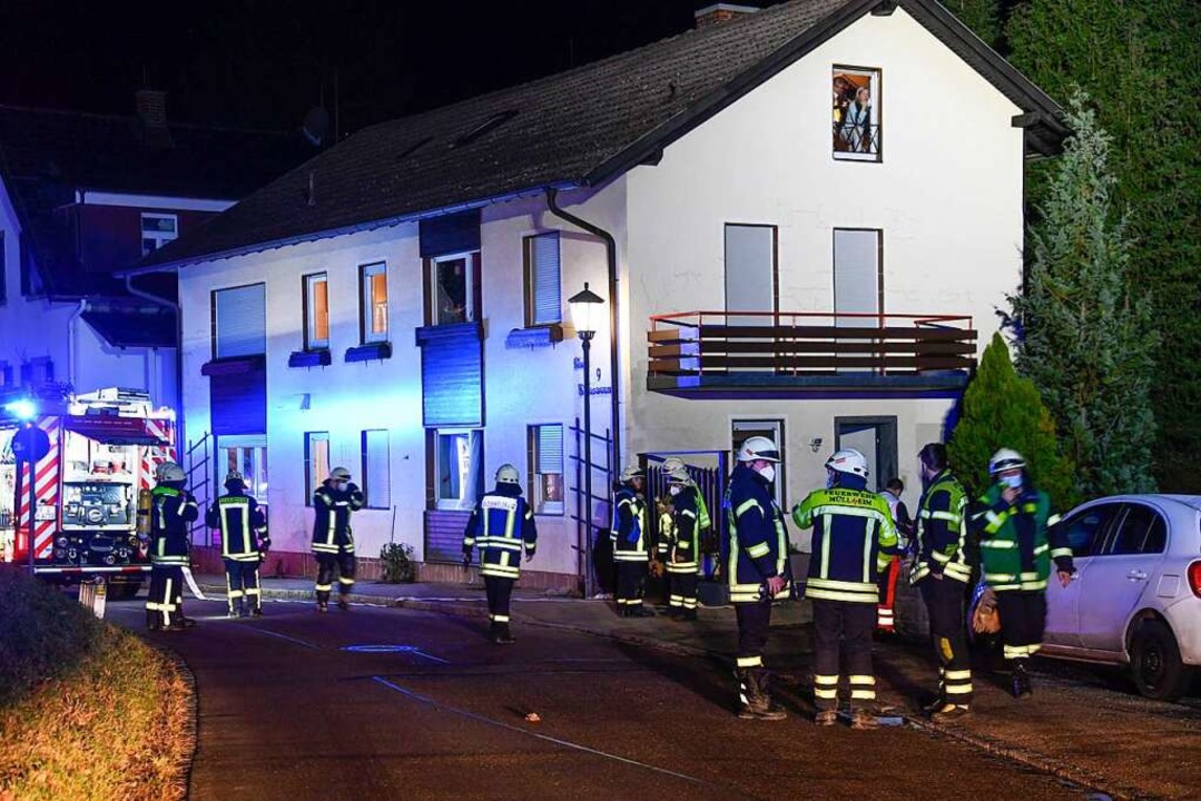 Zu einem Gebäudebrand wurden die Feuer...lheim gerufen. Er ging glimpflich aus.  | Foto: Volker Münch