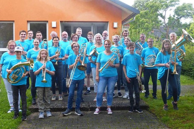 Der Posaunenchor in seiner Jubilumsbe...#8211; mit der Tuba: Karl-Martin Kgel  | Foto: privat