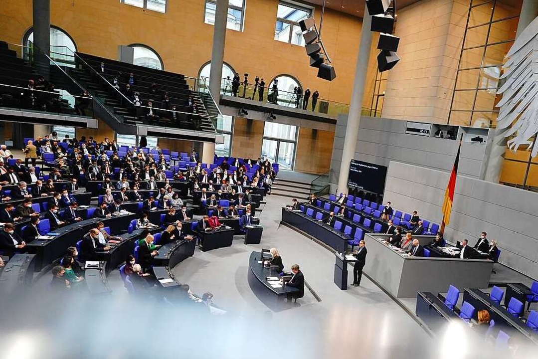 Abgeordnete nehmen an einer Sitzung des Bundestags teil.  | Foto: Kay Nietfeld (dpa)