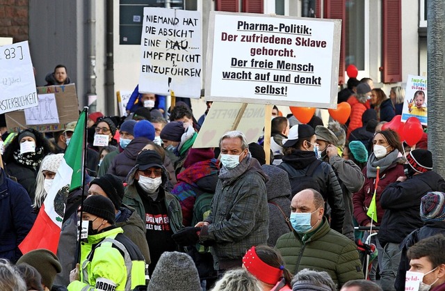 5500 Menschen demonstrierten In Freibu...nahmen, 2000 waren bei der Gegendemo.  | Foto: Maren Richter (dpa)