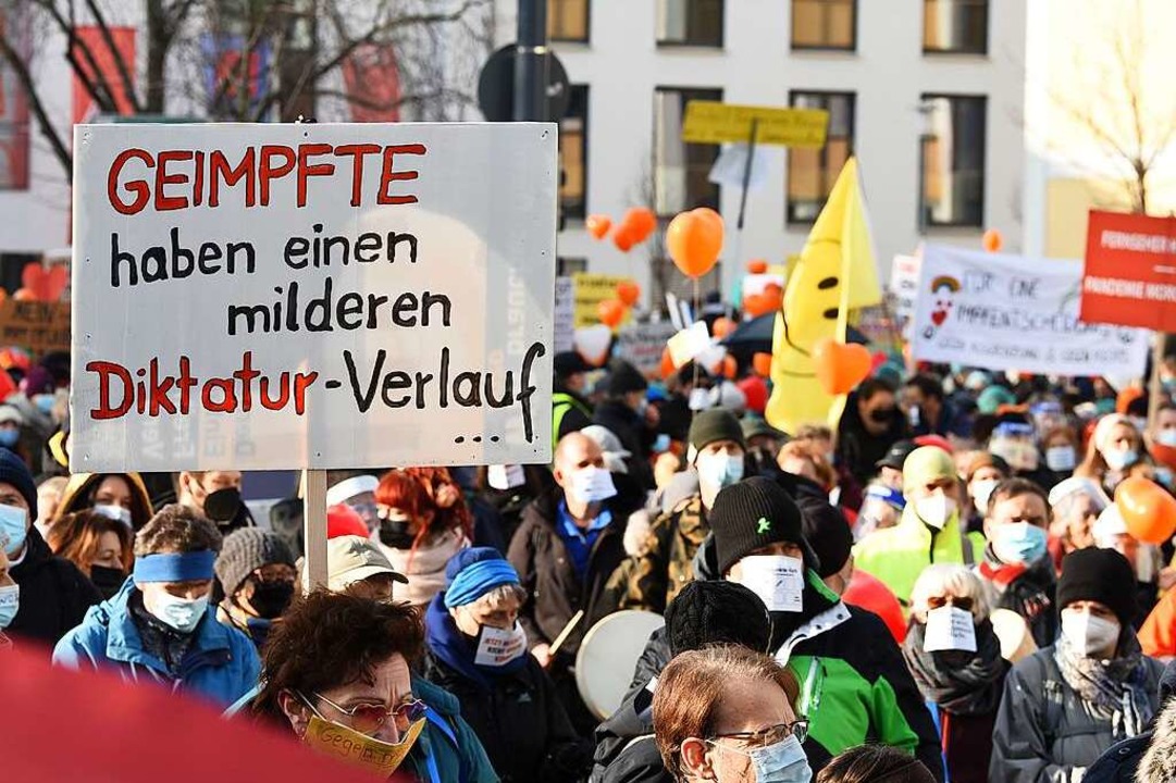 Seit Wochen laufen Querdenker und Impfgegner durch Freiburg.  | Foto: Rita Eggstein