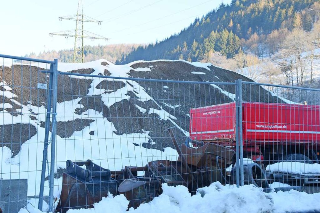 Die ungenehmigte Deponie an der Tunaue...ae in Schnau sorgt fr Diskussionen.  | Foto: Nicolai Kapitz