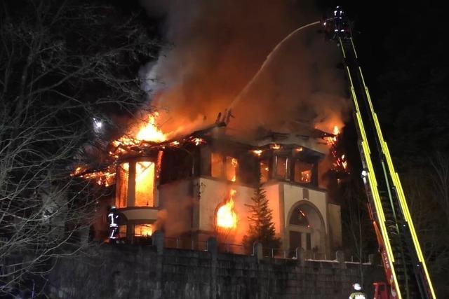 Flammen zerstören die Villa Ferrette in St. Blasien – Millionenschaden